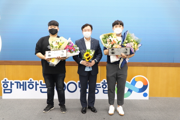 이종욱 충남세종농협본부장(가운데)이 충남세종지역 대표 청년농부인 우민재(28,왼쪽)씨, 강성휘(30,오른쪽)씨에게 농업에 임하는 자신과의 약속을 담은 농훈(農訓)패 전달식 개최