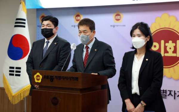 좌로부터 김영현 민주당 원내대표, 김광운 국민희힘 원내대표, 여미전 민주당 원내대표