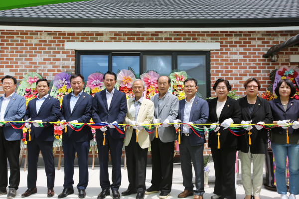이완섭 서산시장이 8일 화천2리 경로당 개관식에서 테이프 커팅하는 모습