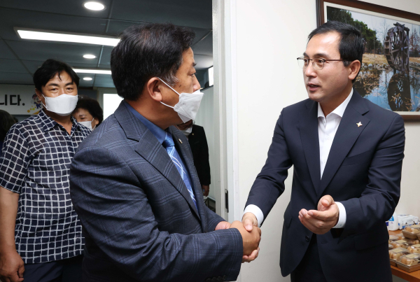 박희조 동구청장이 11일 중앙동 행정복지센터를 방문해 구민들과 대화를 나누고 있다