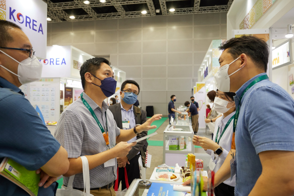 MIFB 2022 한국관을 찾아 상담 중인 현지 바이어