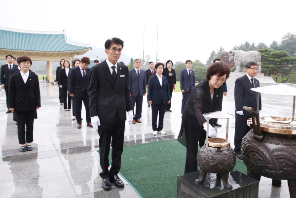 제9대 대전서구의회 의원 현충원 헌화 및 참배 모습