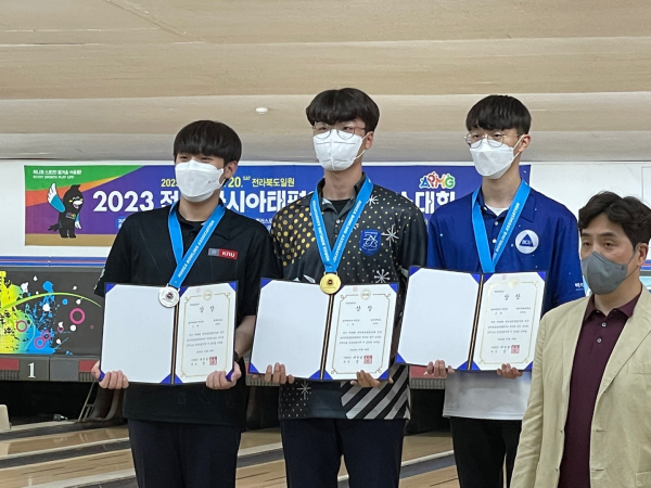 개인전 3위 진견호(오른쪽 1번째)