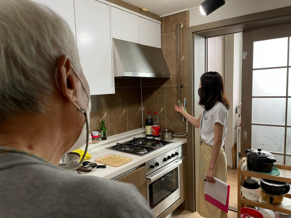 치매 환자 가정에 가스안전차단기 설치 지원 중인 사진