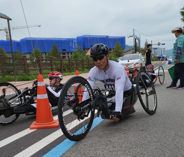 신의현 선수가 지난 9일부터 10일까지 전북 무주군 반딧불시장 일대에서 개최된 ‘2022 전국 장애인사이클대회’에 출전해 금메달 2개를 획득했다. 사진은 신 선수의 경기 출발직전 모습