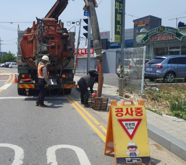 빗물받이 준설작업 장면