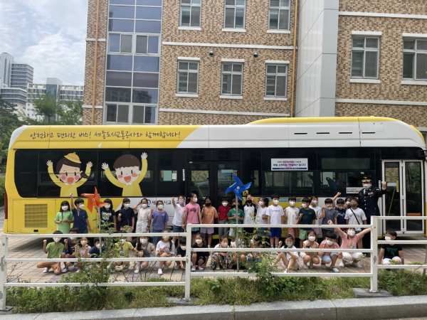 “찾아가는 어린이 교통안전 체험버스” 교육 후 단체 기념사진