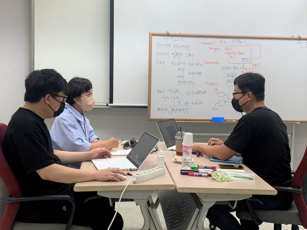 산림복지전문업 특화사업 아이디어 사업자 지원 공모전에 참가한 한 팀이 12일 KT대전인재개발원(대전 서구 괴정동) 회의실에서 사업 컨설턴트로부터 자문을 듣고 있다.