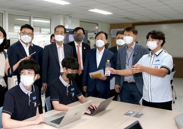 한덕수 국무총리, 대덕소프트웨어마이스터고 방문 모습