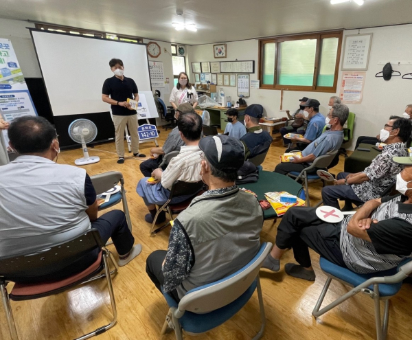문화2동 관내 경로당에서 진행한 ‘찾아가는 도로명주소 홍보 교실’ 진행모습