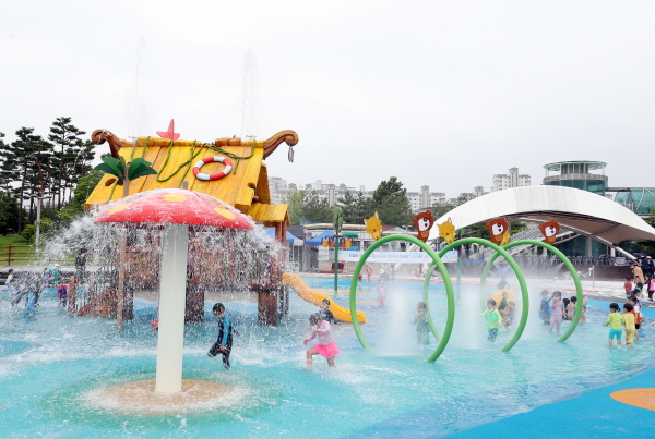 13일 아이들이 동화울수변공원 물놀이 시설을 체험하고 있다.
