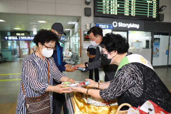 이종욱 충남세종농협본부장(오른쪽 뒤)과 박분이 충남팜스테이협의회장(오른쪽 앞)은 13일 홍성역에서 본격적인 휴가철을 앞두고 농촌관광 활성화를 위한 ‘농촌에서 여름휴가 보내기 캠페인’을 홍보활동을 펼쳤다