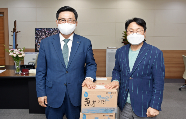 간담회 사진 * 한국농수산식품유통공사 김춘진 사장(좌측), 광주광역시 강기정 시장(우측)