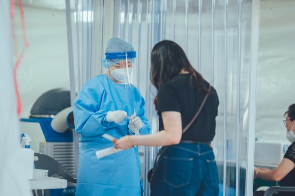 천안시서북구선별진료소 관계자 모습/천안시 제공