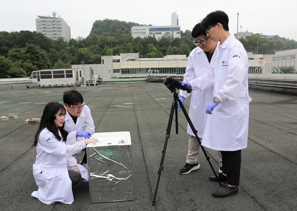 옥외 직사광 아래에서 냉각 효과를 확인하기 위한 냉각효율 관련 실험을 시연 중인 공동 연구팀
