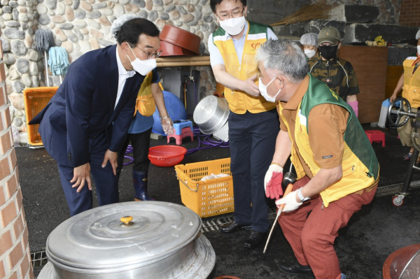 14일 대흥동행정복지센터에서 열린 ‘초복맞이 삼계탕 꾸러미’ 전달식