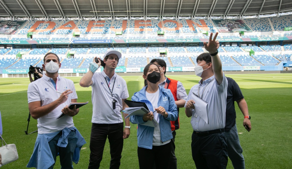 2027하계유니버시아드대회 개최 후보지 점검을 위해 한국을 방문한 국제대학스포츠연맹 기술점검 실사단이 대전월드컵경기장을 둘러보고 있다.