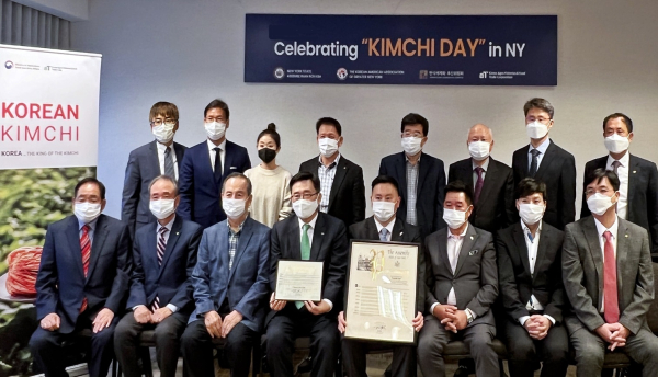 뉴욕주 ‘김치의 날’ 제정 추진 결의 사진 * 한국농수산식품유통공사 김춘진 사장(첫째 줄 좌측 네 번째), 론 킴 하원의원(첫째 줄 우측 네 번째)