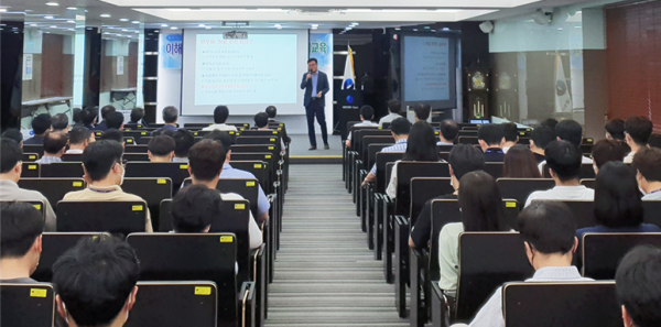 국민권익위원회 김세신 신고자보상과장(청렴교육 전문강사)이 한국가스기술공사 본사             에서 임직원 대상 반부패·청렴 교육 진행