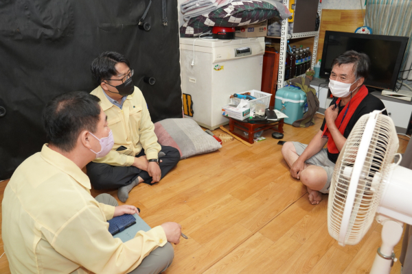 신동헌 천안시 부시장이 15일 쪽방촌 거주자들 방문 모습