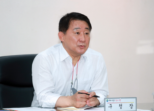 주간업무회의를 주관하고 있는 서철모 서구청장