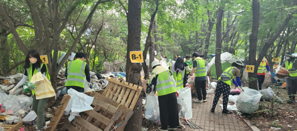 국가철도공단 수도권본부 봉사단이 16일 용산역 인근에서 용산구청, 선교단체 봉사단과 함께 환경정화 활동을 시행하고 있다.