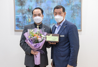 공주시 최원철 시장(右)과 한국영상대학교 백승환 교수(左)