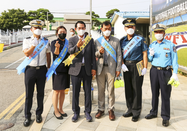19일 교통안전 캠페인 기념촬영