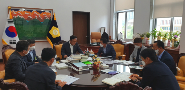 박정현 부여군수는 18일 국회를 방문해 정진석 부의장을 만나 지역현안 사업을 요청했다