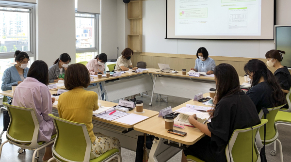육아종합지원센터 보육교직원 교육진행하는 모습