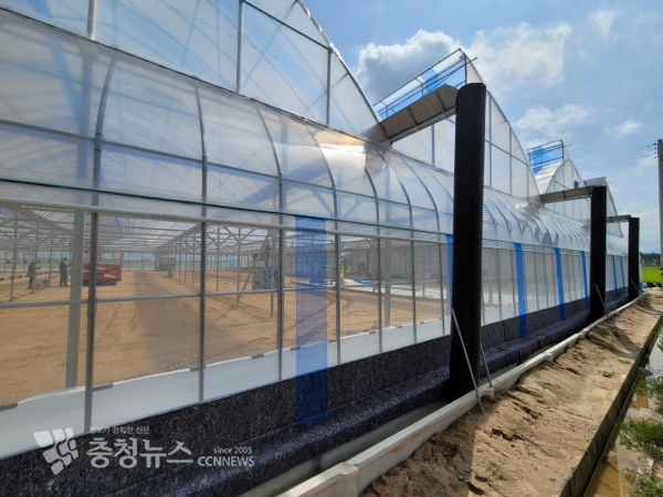 충남 예산군에서 올해 지원사업을 통해 설치중인 원예분야 스마트팜 시설.