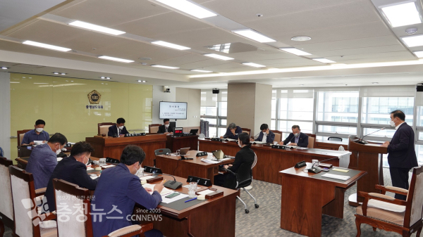 충남도의회 농수산해양위원회가 지난 20일 첫 주요업무 추진상황을 보고 받고 있다.