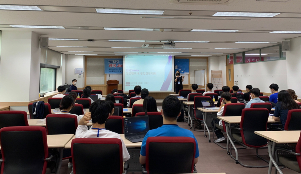 지난 18일부터  KT대전인재개발원에서 제18회 전국 Junior 창업캠프&창업아이템 경진대회를 개최하고 전문 강사가 참가팀 학생들을 대상으로 교육 모습