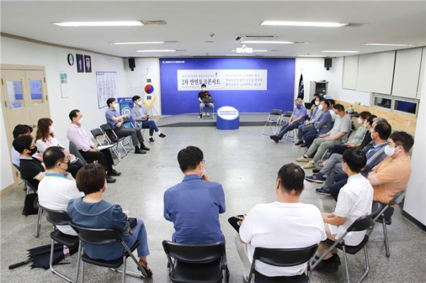 지난 18일 평당원 모임 ‘민주만민공동회’ 주최로 열린 2차 만민토크콘서트 모습.