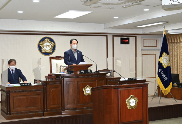 21일, 개회사 하는 윤양수 의장