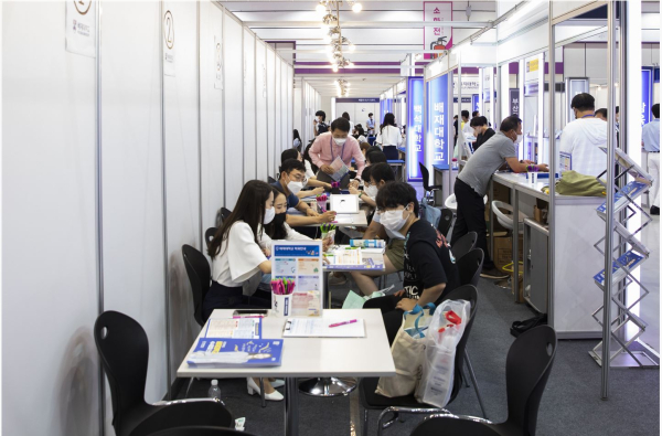 배재대학교가 2023학년도 수시 대학입학정보박람회에 참가해 입시상담을 진행하고 있다