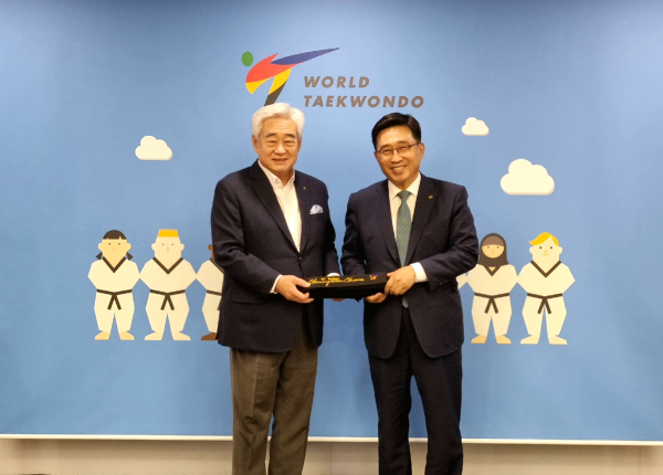 간담회 사진 * 한국농수산식품유통공사 김춘진 사장(우측), 조정원 세계태권도연맹 총재(좌측)