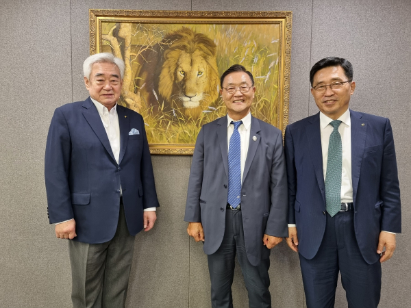 간담회 사진 * 한국농수산식품유통공사 김춘진 사장(우측1번째), 조정원 세계태권도연맹 총재(좌측1번째), 美캘리포니아주 최석호 하원의원(가운데)
