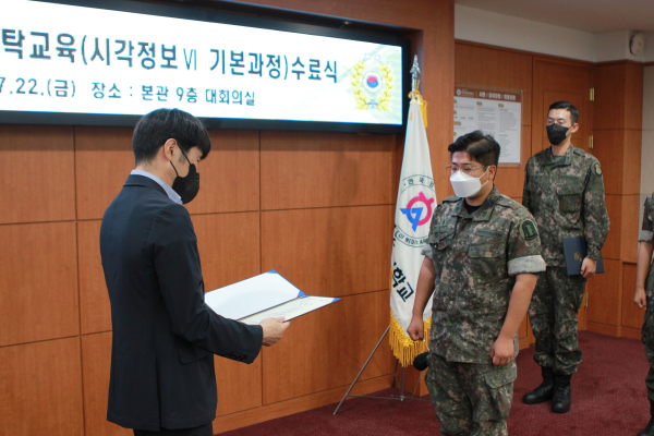 “시각정보VI 기본과정”위탁교육 성황리에 마치고 수료증 전달 모습