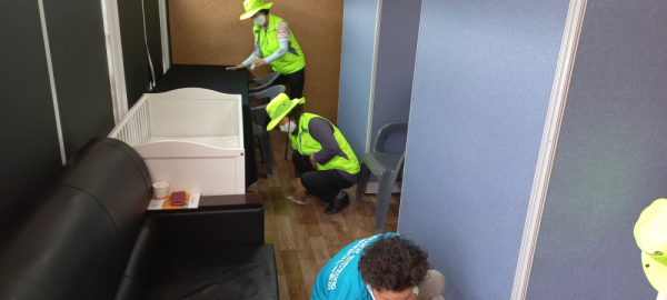 자원봉사자들이 해피맘 서비스 공간을 소독하고 있다.