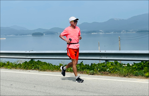 코리아둘레길 60일차(완도_청해진해안로) 46.2km 를 뛰고 있는 맥키스컴퍼니 조웅래 회장_7월15일