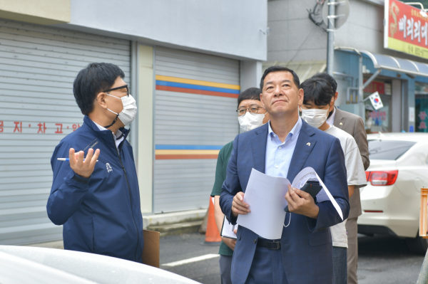 최원철 시장 아카데미극장 현장 방문 모습(7월11일)