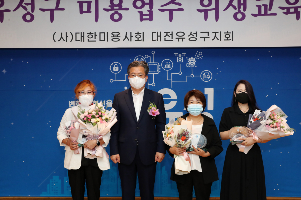 26일 구청 대강당에서 정용래 유성구청장(왼쪽 두 번째)이 미용 재능기부 자원봉사자들에게 표창패 수여 후, 기념촬영