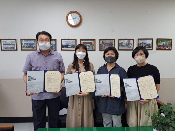 기성종합복지관이 26일 지역아동센터 3개 기관과 업무 협약식 / (왼쪽부터)기성종합복지관장, 밝은세상지역아동센터장, 꿈쟁이지역아동센터장, 혜성지역아동센터장