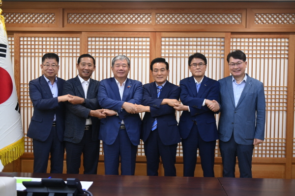 백성현 논산시장과 접견 후 단체사진