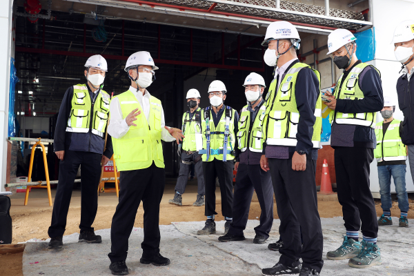 김한영 이사장(왼쪽 2번째)이 27일 서해선 복선전철 104역사 건설현장을 찾아 폭염대비 안전대책 이행실태를 점검하고 있다