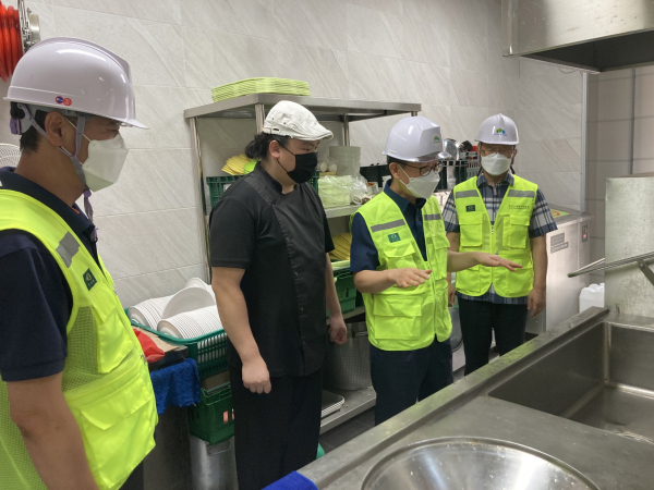 최재성(우측 두 번째) 부원장이 28일 국립청도숲체원(경북 청도군 운문면) 구내식당에서 조리시설의 위생 상태를 점검하며 관계자들과 이야기를 나누고 있다.