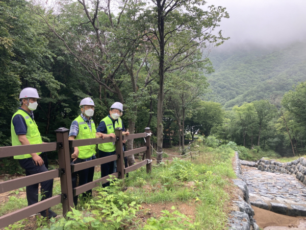 최재성(우측) 부원장이 28일 국립청도숲체원(경북 청도군 운문면)에서 여름철 풍수해에 대비해 수로를 점검하고 있다.