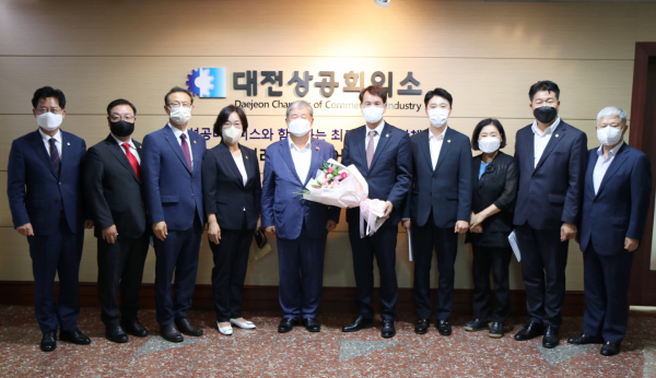 사진 좌측부터 대전시의회 이재경 행정자치위원장, 이병철 산업건설위원장, 민경배 복지환경위원장, 박주화 교육위원장, 대전상의 정태희 회장, 이상래 의장, 김진오 부의장, ㈜장충동왕족발 신신자 대표이사, 송활섭 운영위원장, 삼주외식산업㈜ 정상희 대표이사