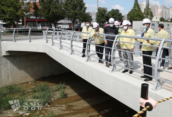 김태흠 충남지사가 29일 천안 일대 여름철 재해 인명피해 우려 지역을 찾아 점검했다.
